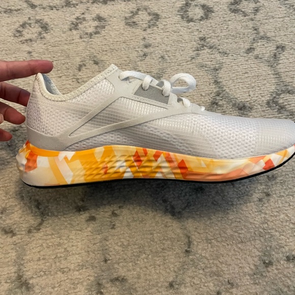 Women’s Reebok Size 9 - Picture 1 of 8